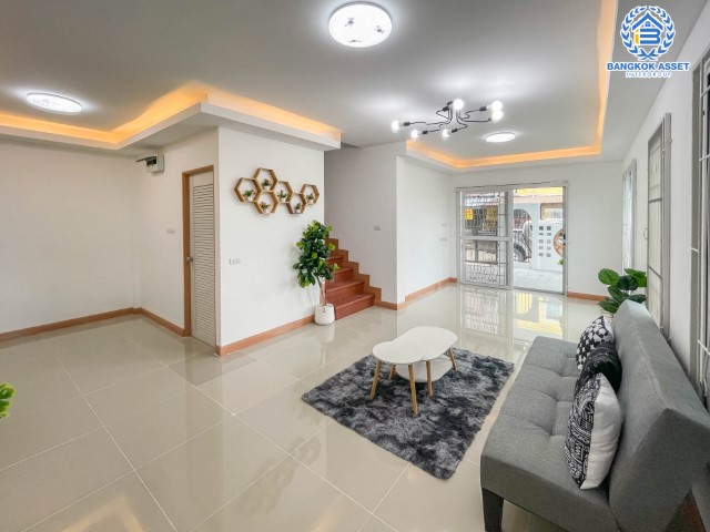 *****ทาวน์เฮ้าส์มือสองย่านกรุงเทพฯ ม.ไอ ดีไซน์ วงแหวน-รามอินทรา #หลังมุม เนื้อที่กว้างขวางมากถึง 30.4 ตร.ว. ฟังก์ชันจัดเต็ม 4 ห้องนอน 2 ห้องน้ำ 1 ที่จอดรถ บ้านสภาพสวย น่าอยู่อาศัย  บนทำเลเยี่ยม เชื่อมต่อถ.วงแหวน-รามอินทรา ถ.คู้บอน ถ.ปัญญา-รามอินทรา ถ.จตุโชติ ใกล้แฟชั่นไอส์แลนด์